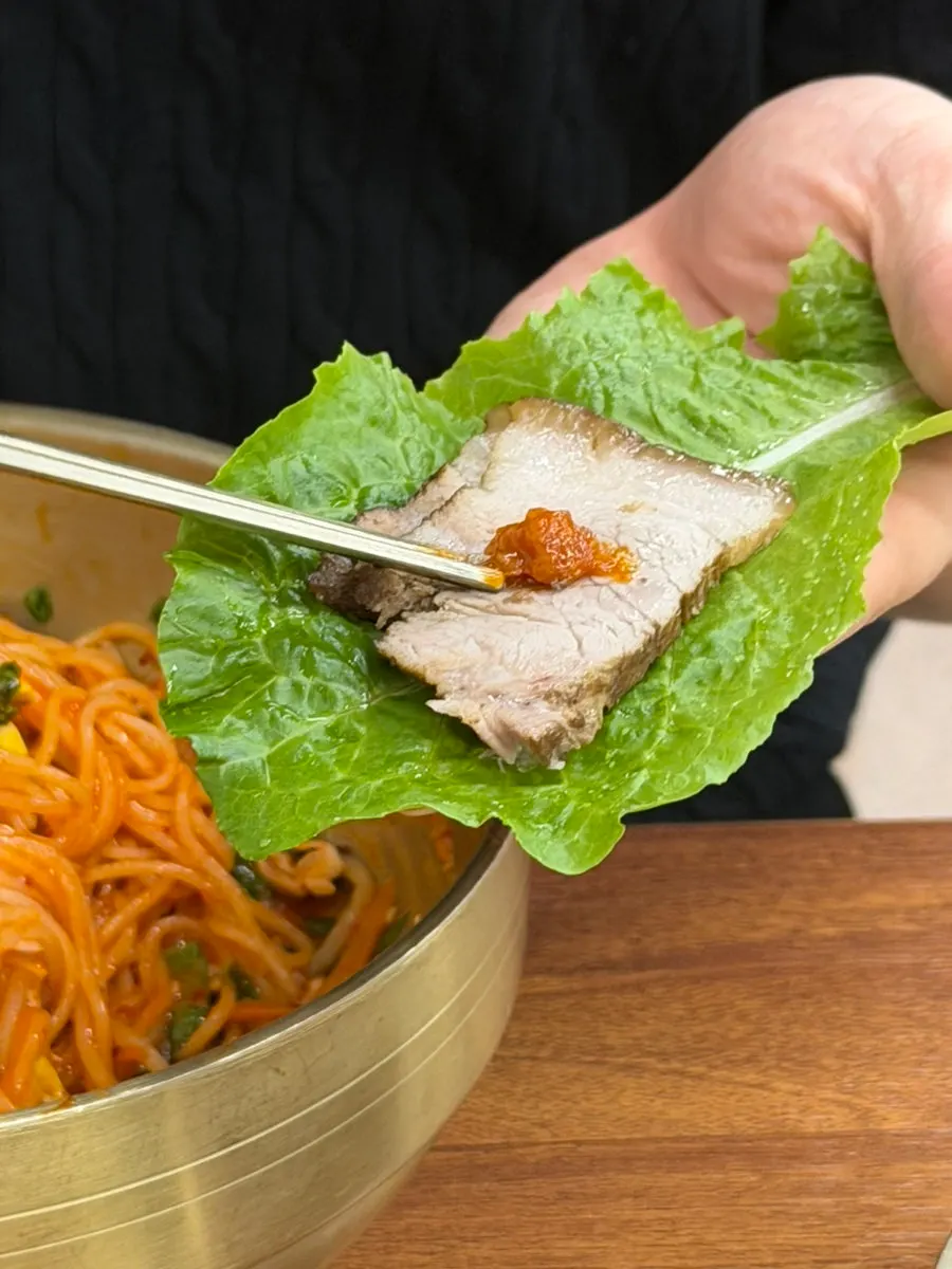 돔베고기와 비빔국수 조합