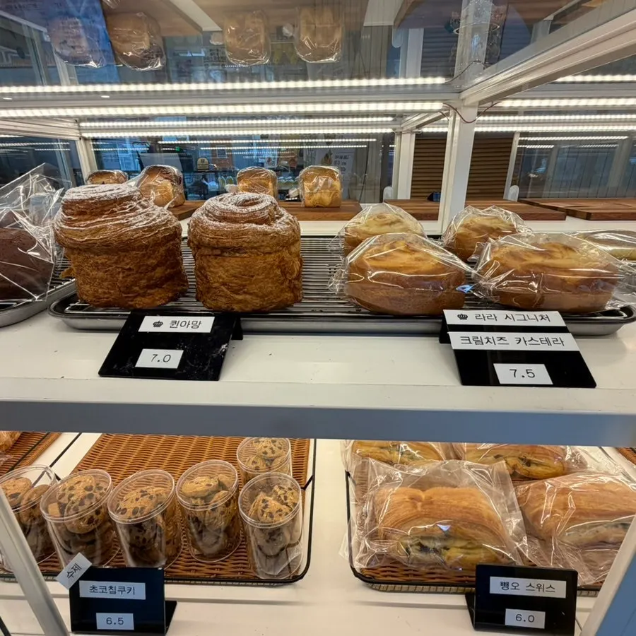 Desserts at Lala Cafe to pair with coffee