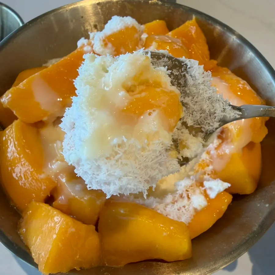 Milk ice mango bingsu drizzled with condensed milk