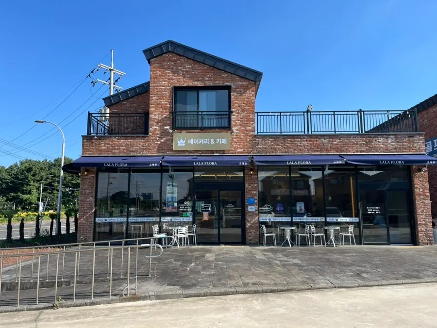 Lala Cafe's large parking lot and entrance