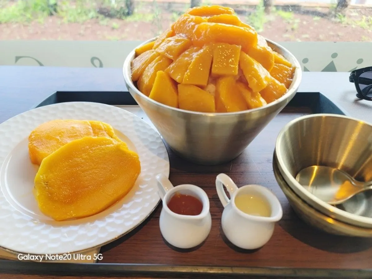 Lala Cafe's signature Jeju raw apple mango bingsu