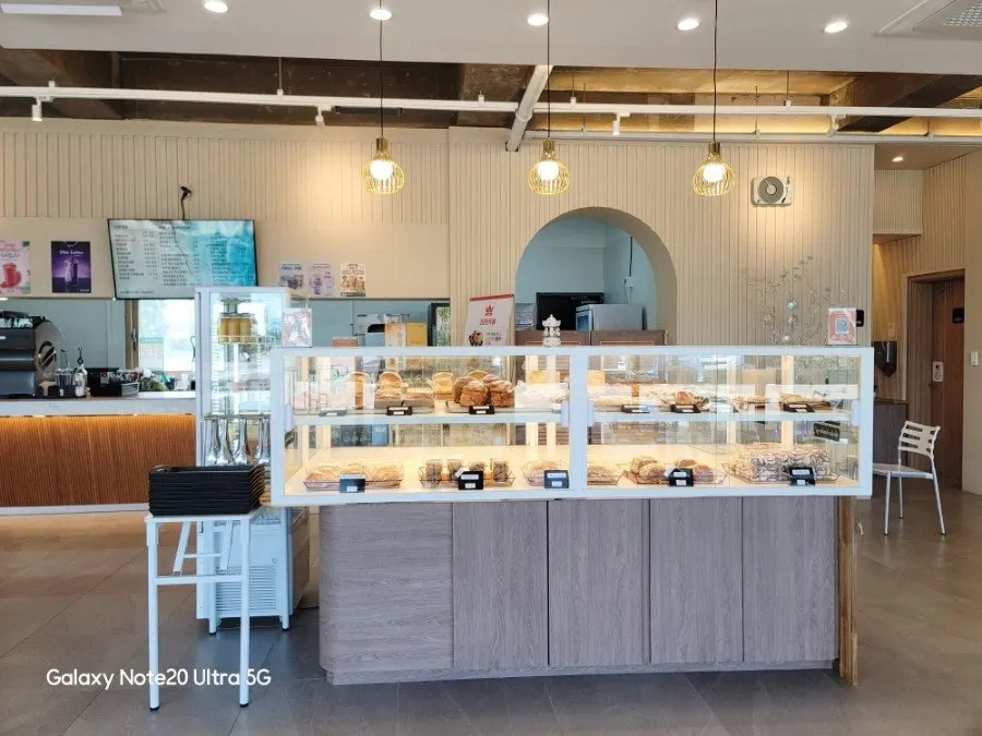 Fig campagne in Lala Cafe's bakery showcase