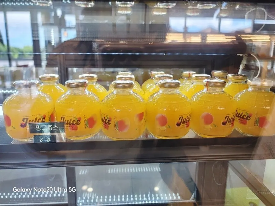 Drink showcase with 100% pressed juice bottles