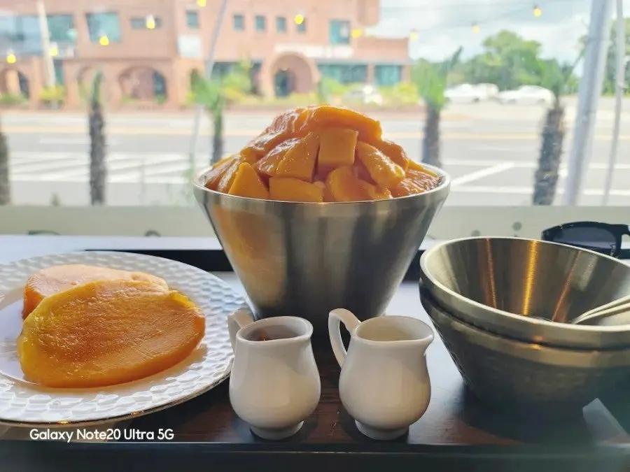 Glistening, thick-cut apple mango pieces