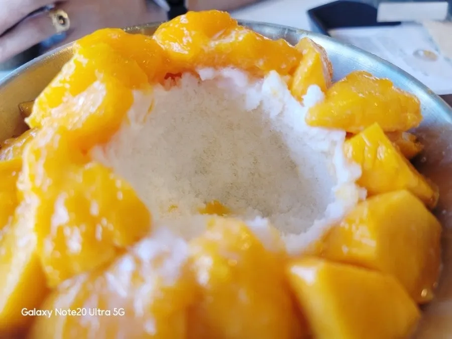 Finely shaved snow-fine milk ice bingsu