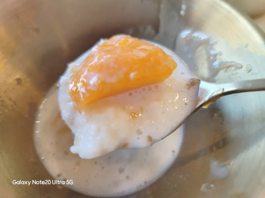 Cross-section of mango and snow-fine milk ice