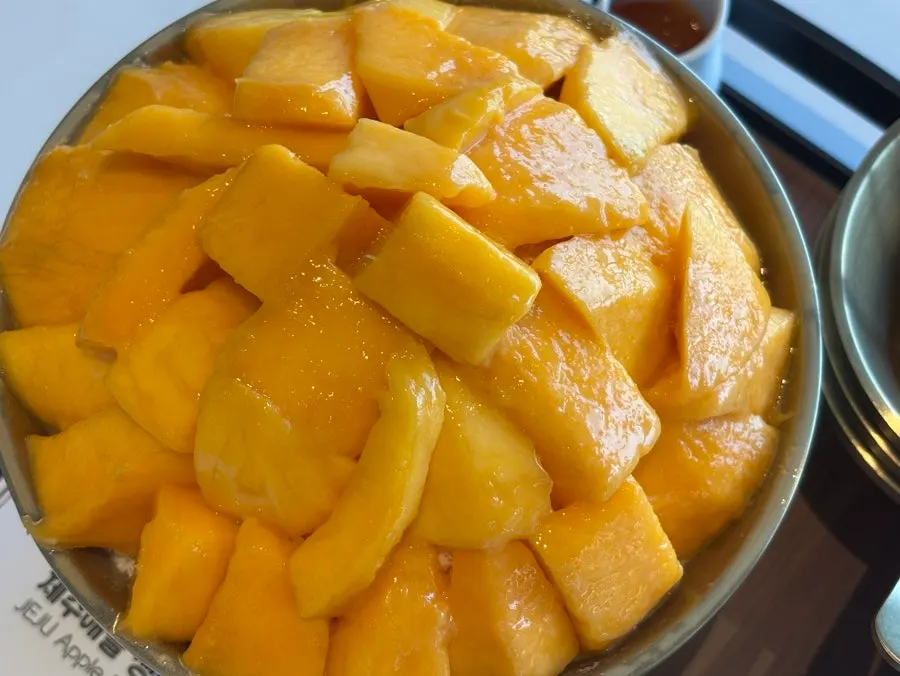 Apple mango bingsu made with premium mango from a theme farm