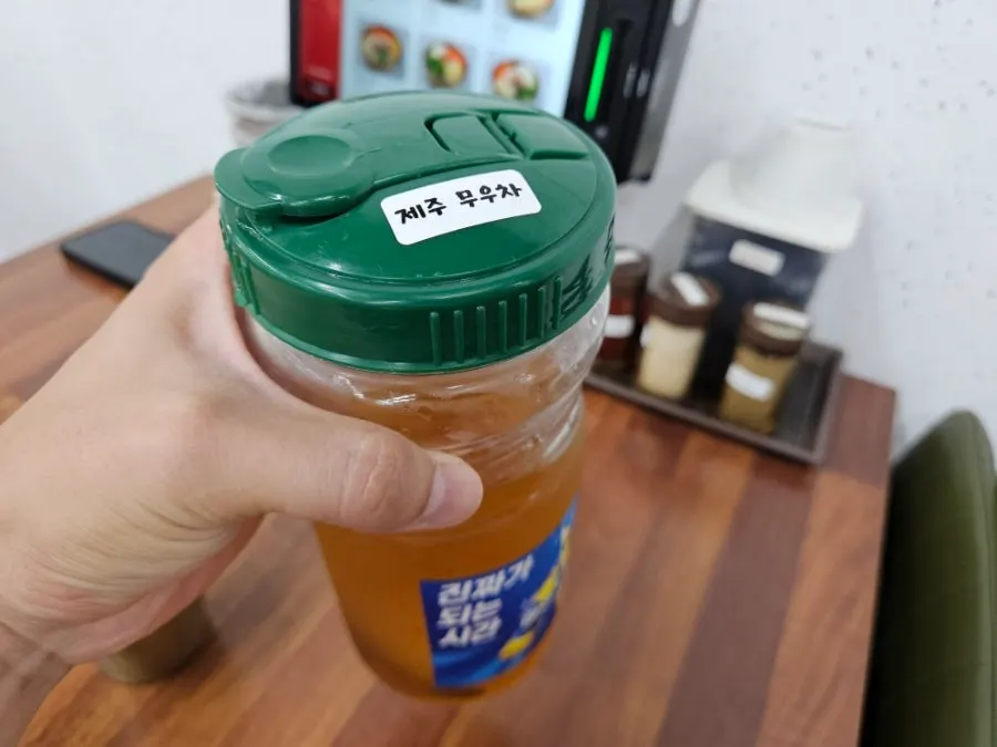 주문 후 조리를 기다리는 테이블 세팅