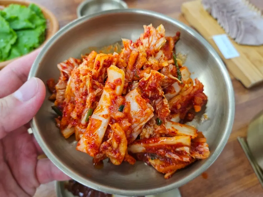 셀프 코너에서 가져온 따뜻한 멸치육수 한 잔