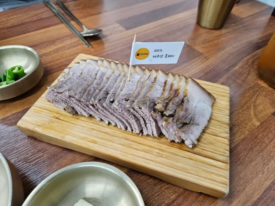 면주막 테이블에 차려진 메뉴 세 가지