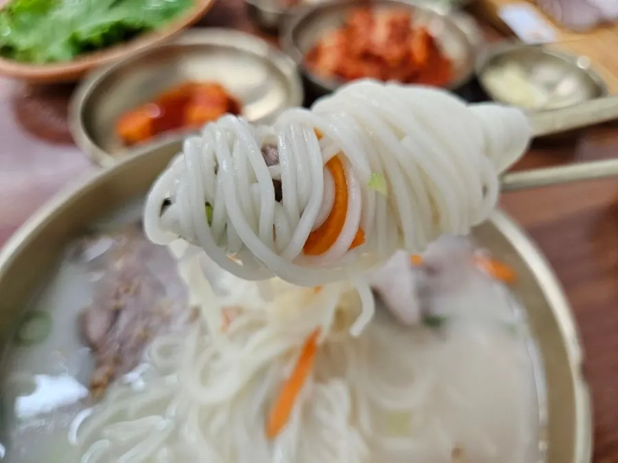 진한 국물의 면주막 고기국수