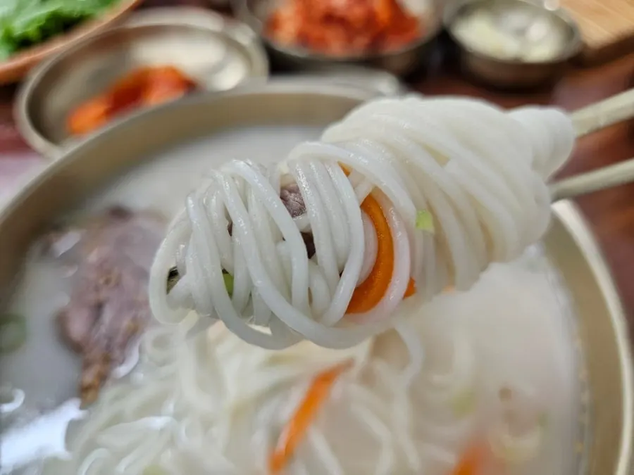 적당한 굵기의 면발을 건져 올린 고기국수