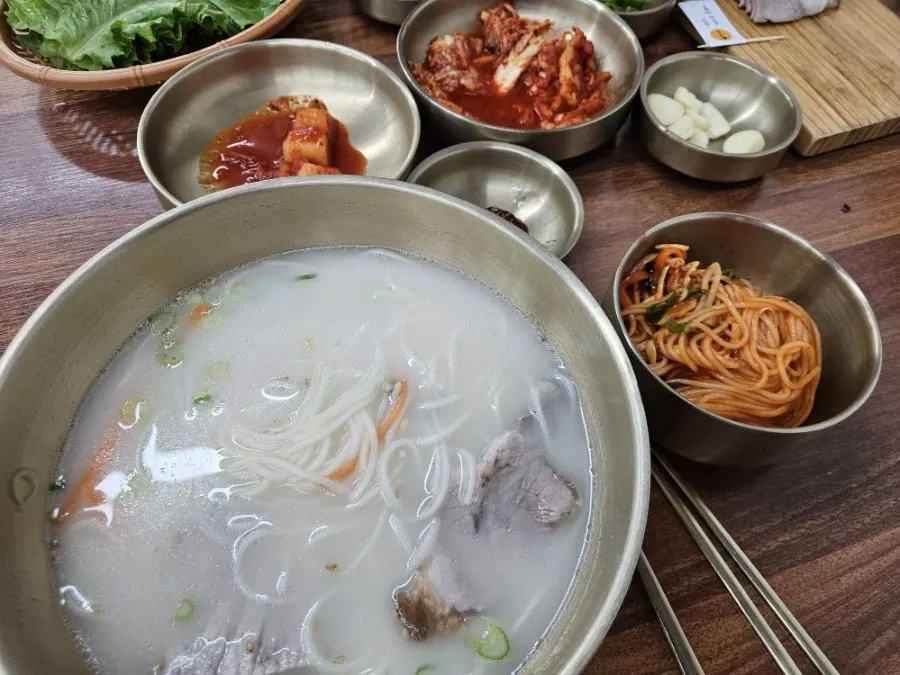 고기국수 국물과 고명 클로즈업