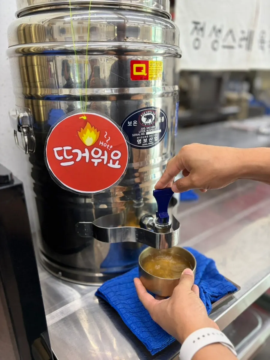 Self-serve corner for kimchi and kkakdugi