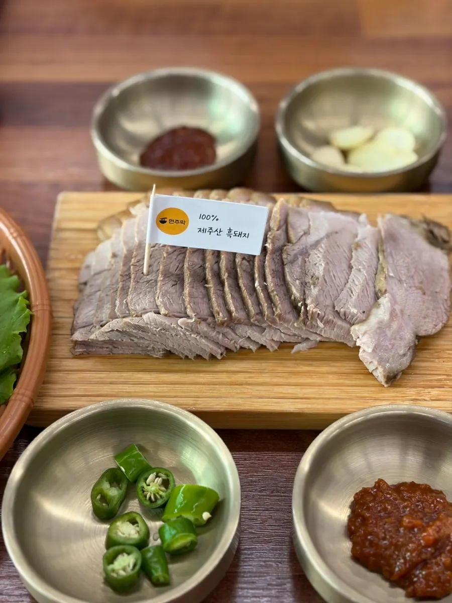 A plate of half-portion Jeju black pork dombegogi