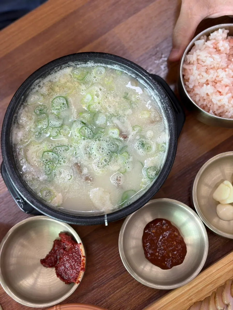 Close-up of the meat-loaded gogigukbap