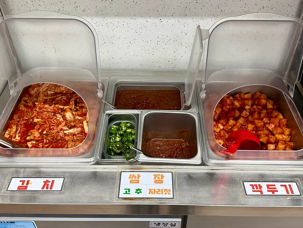 Kimchi and kkakdugi in the self-serve banchan containers