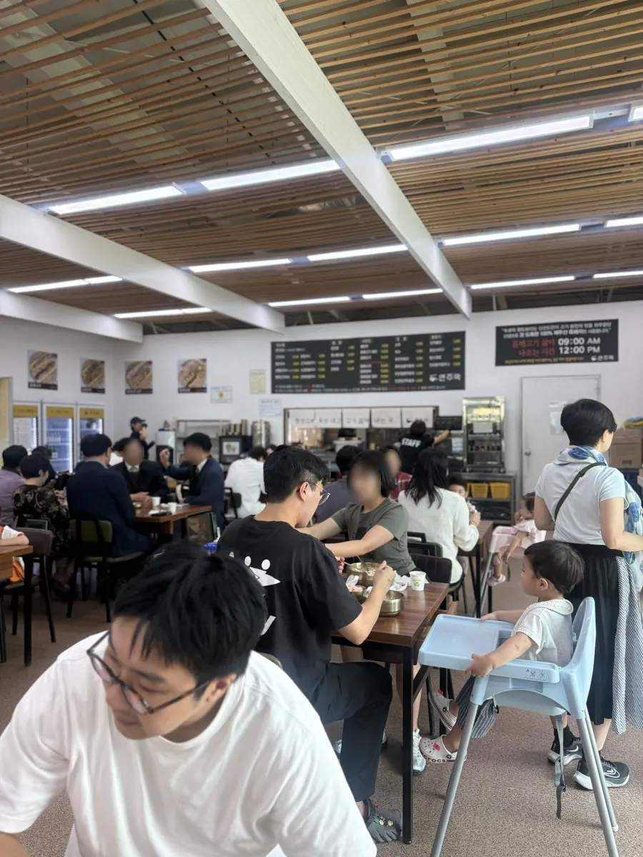 老若男女で賑わう麺酒幕済州本店の食事風景