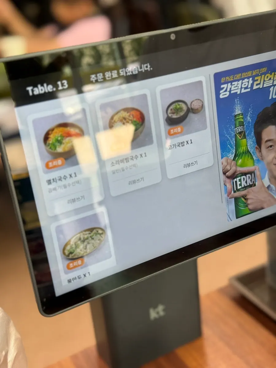 子ども用食器とエプロンが置かれたテーブル