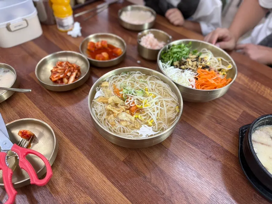 麺酒幕のテーブルに並んだメニュー