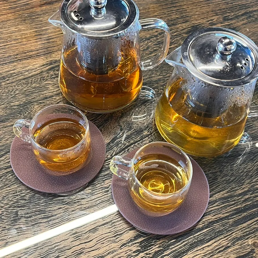 조용한 카페에서 차 마시며 쉬어가는 자리