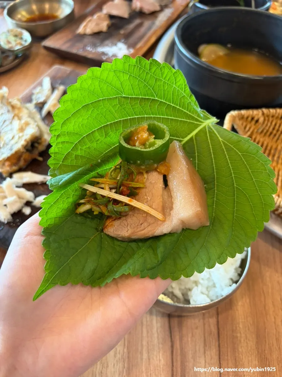 Thickly sliced dombegogi (boiled pork slices)
