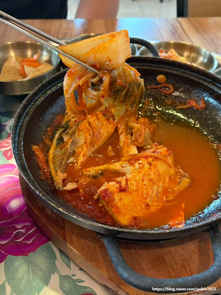 A piece of hairtail flesh placed on rice