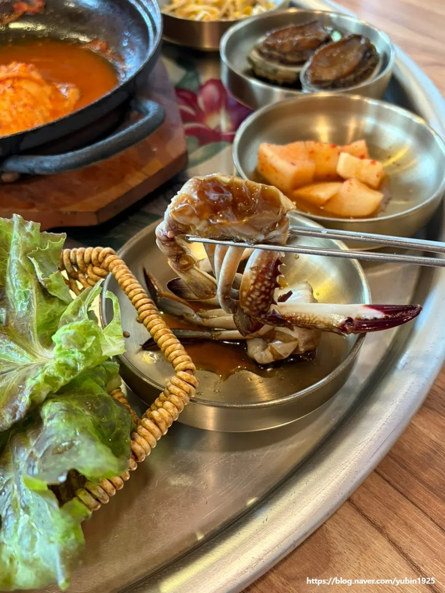 Seafood hot pot with blue crab and clams
