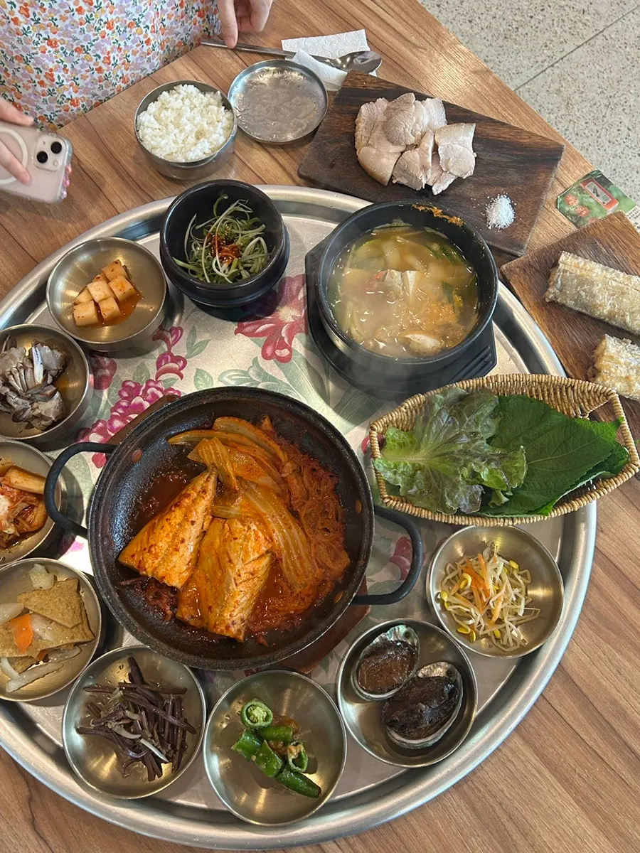 갈치구이와 돔베고기가 놓인 13첩 반상