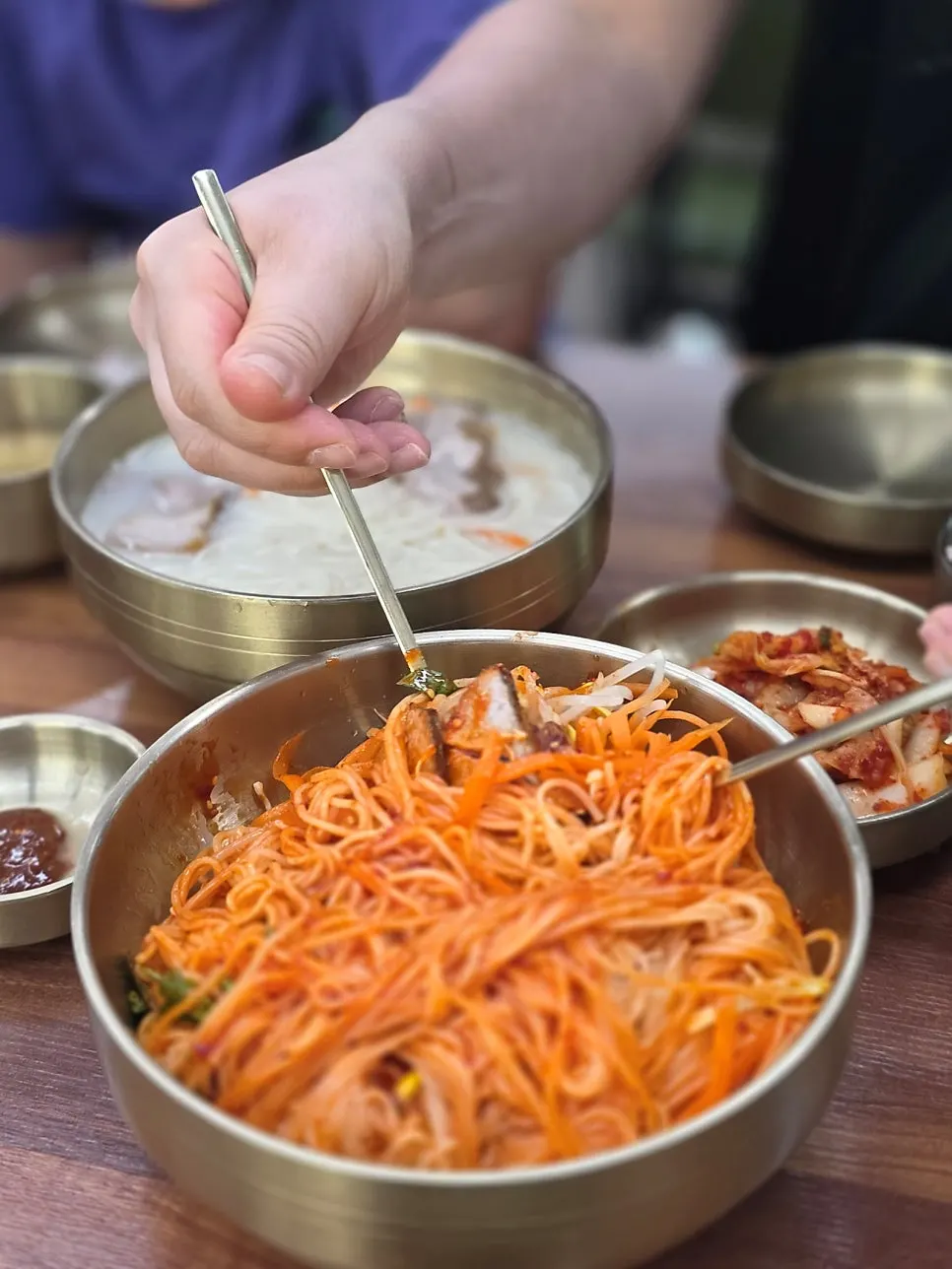 고기가 올라간 비빔국수