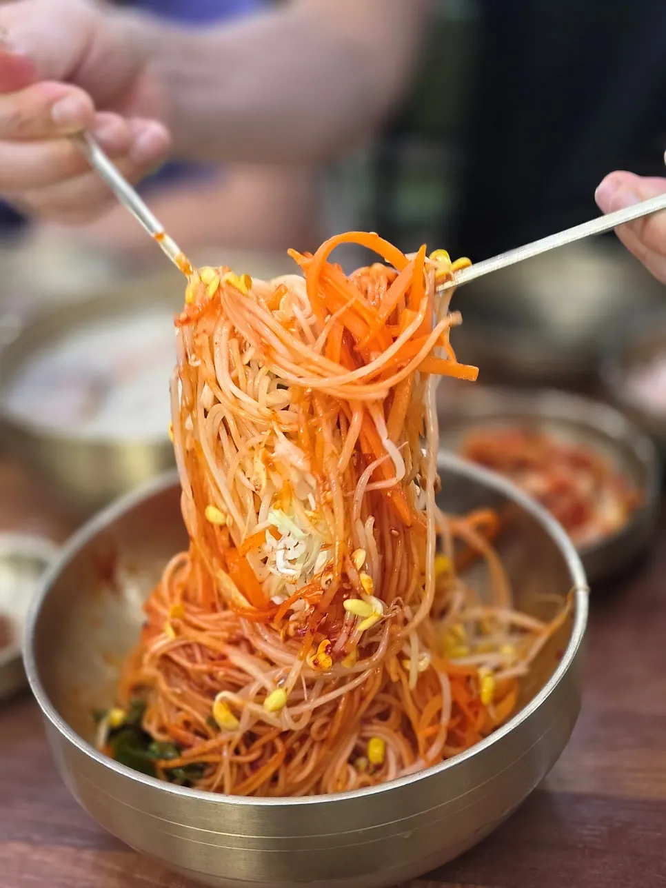 고기비빔국수의 넉넉한 고명