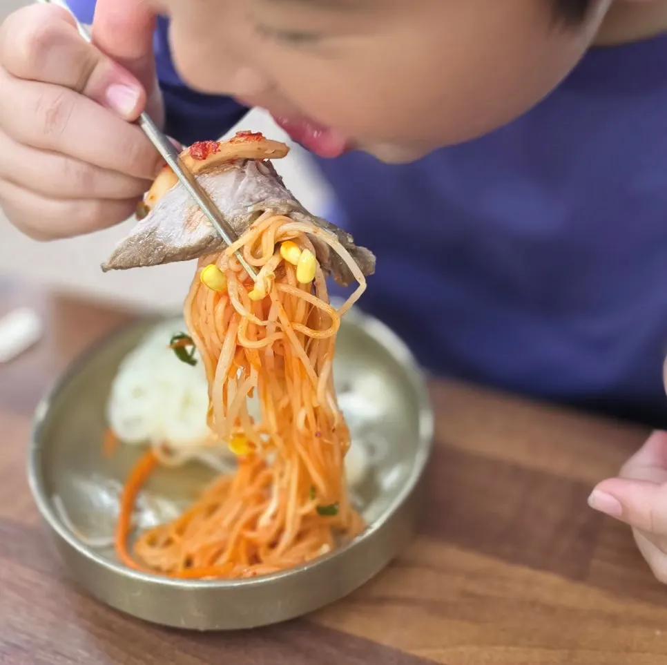 고기와 함께 먹는 비빔국수