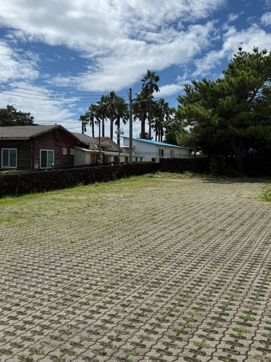 Front of Kkamang Dwaeji on the 1st floor of Yeomiji House