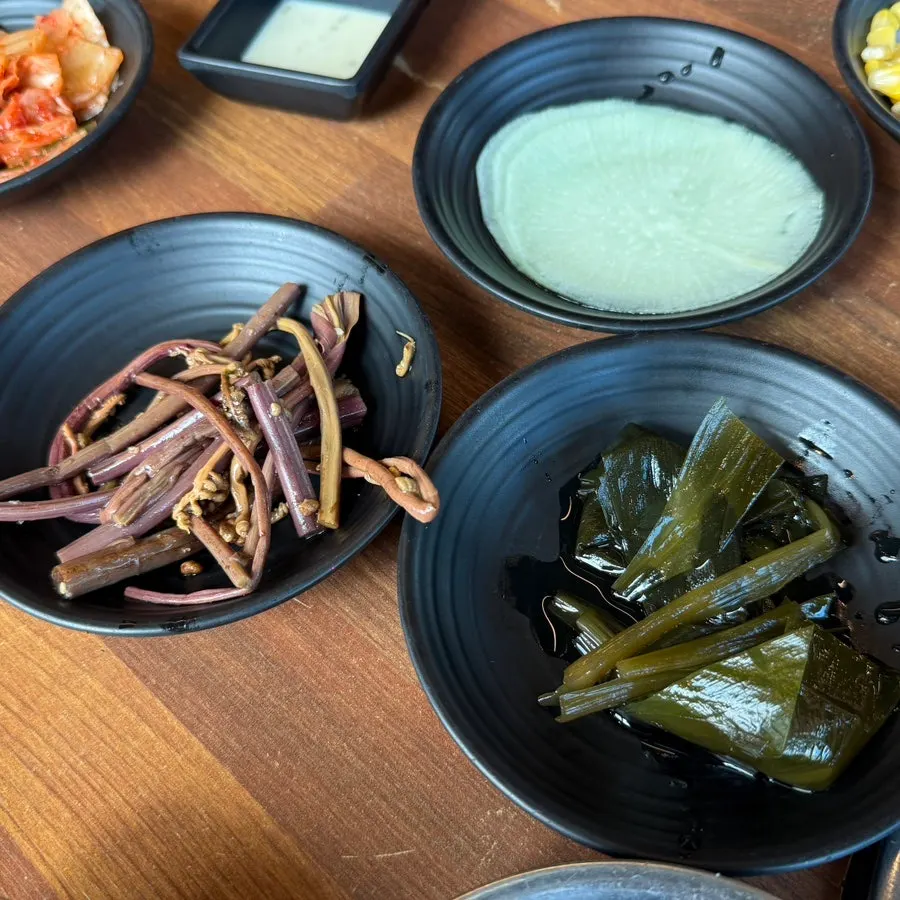 The five sauces served at Kkamang Dwaeji