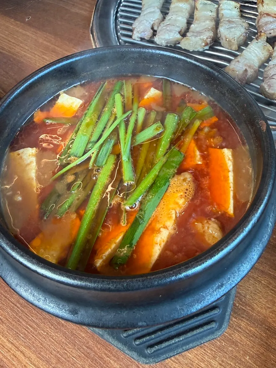 Grilled black pork dipped in melजeot
