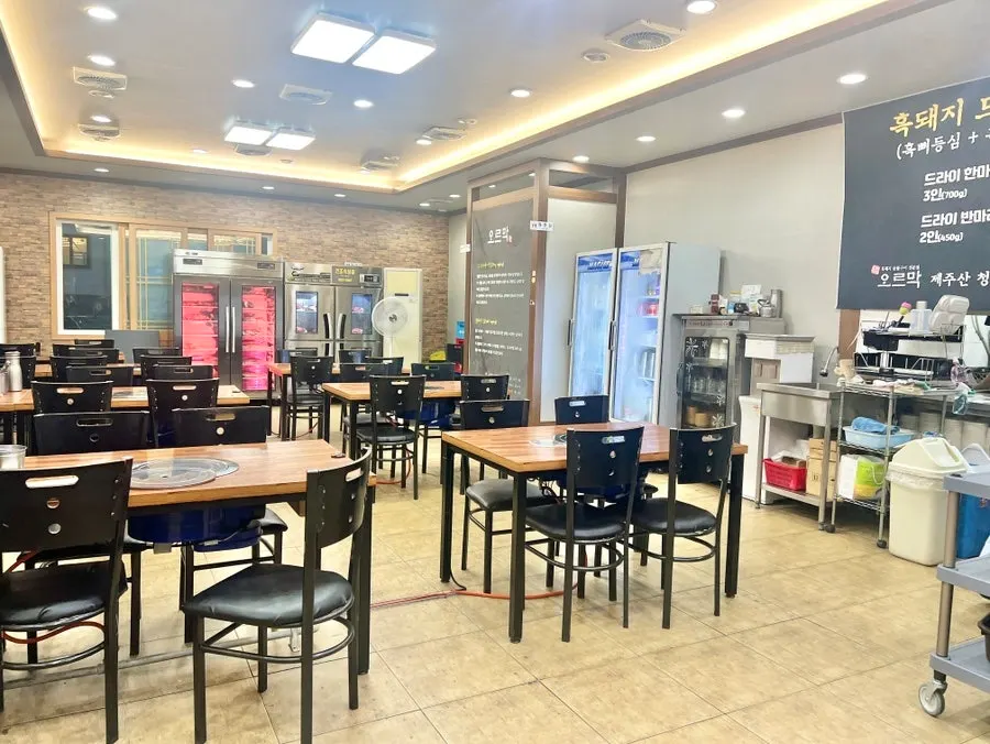 Spacious, open dining hall at Oreumak Garden Jungmun Main Branch
