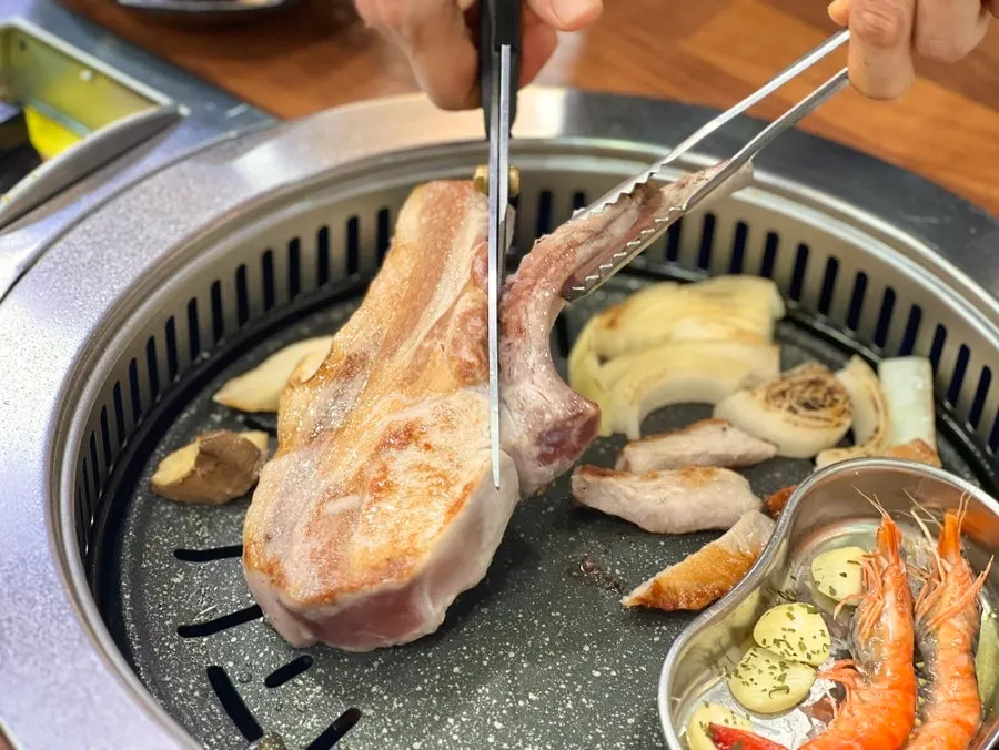 The first bite of black pork dipped in salt