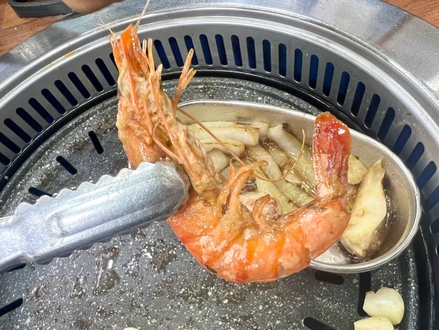 Peeling the golden-brown grilled shrimp