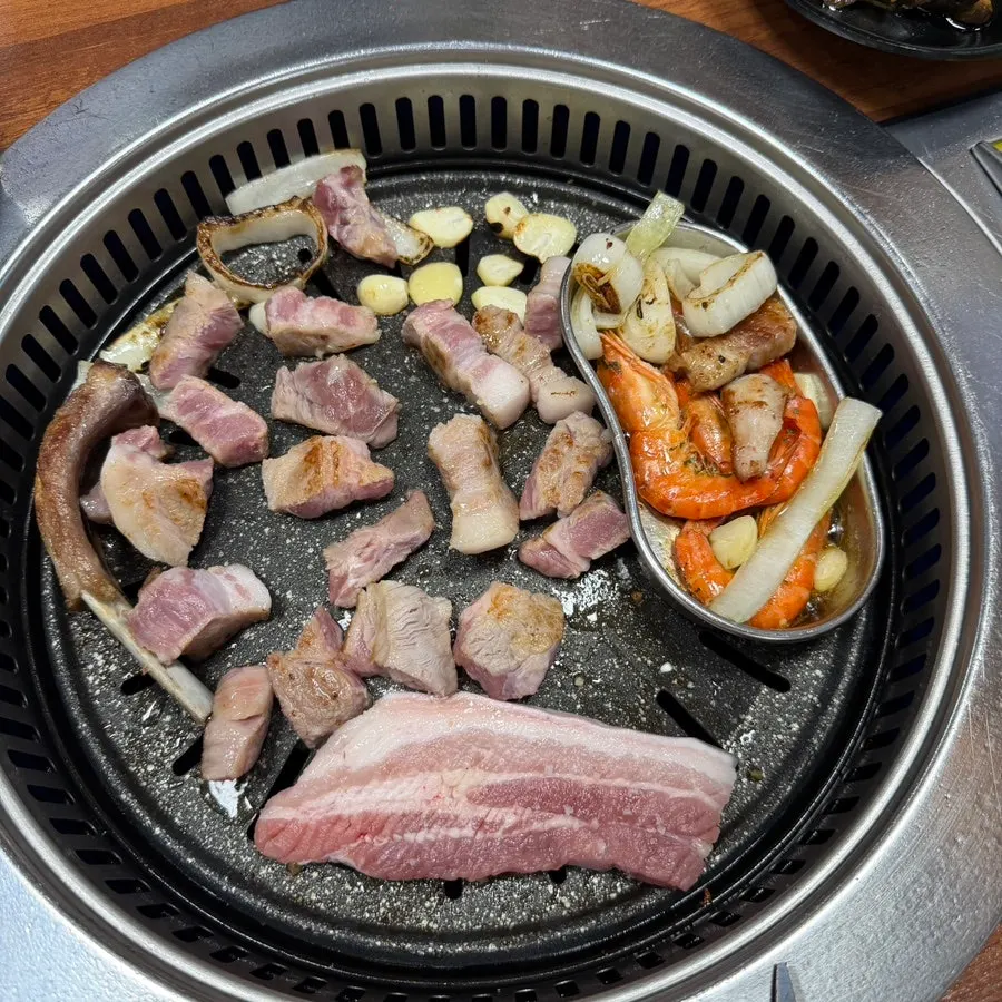 쌈에 올린 흑돼지 한 점