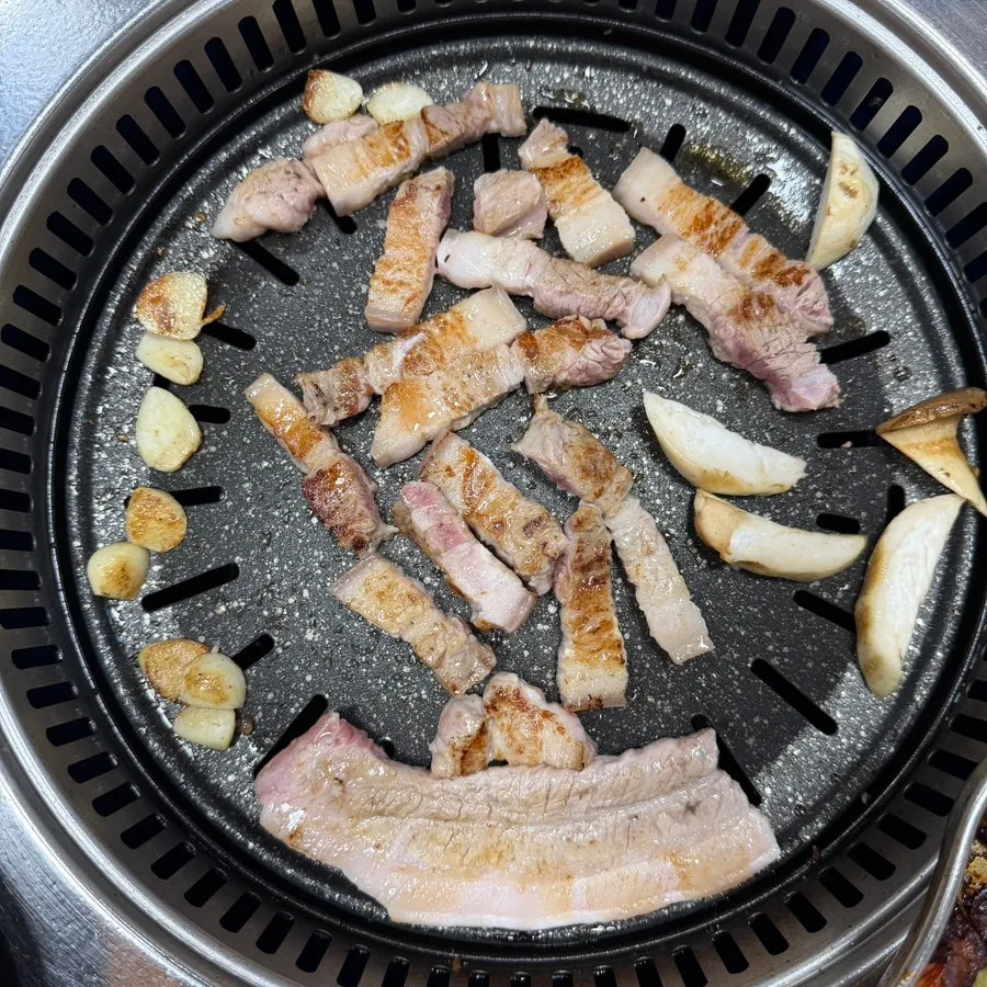 여유로운 오르막가든 가족 식사 테이블