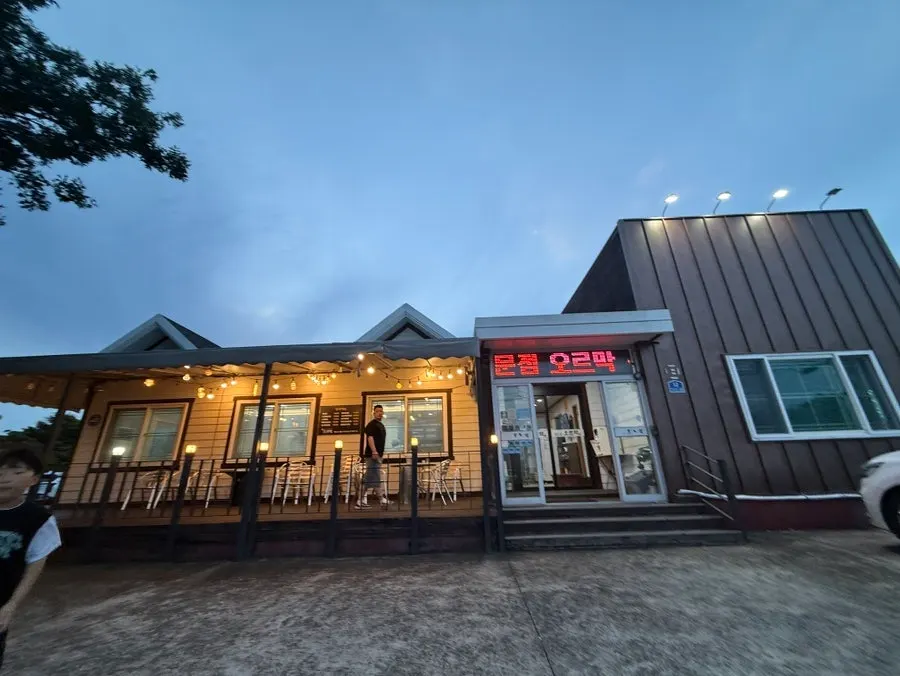 Exterior and entrance of Oreumak Garden Jungmun Main Branch