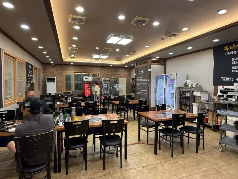 Spacious and clean interior of Oreumak Garden