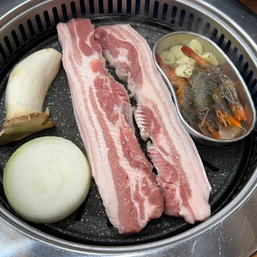 Heukogyeop served with mushrooms and onions