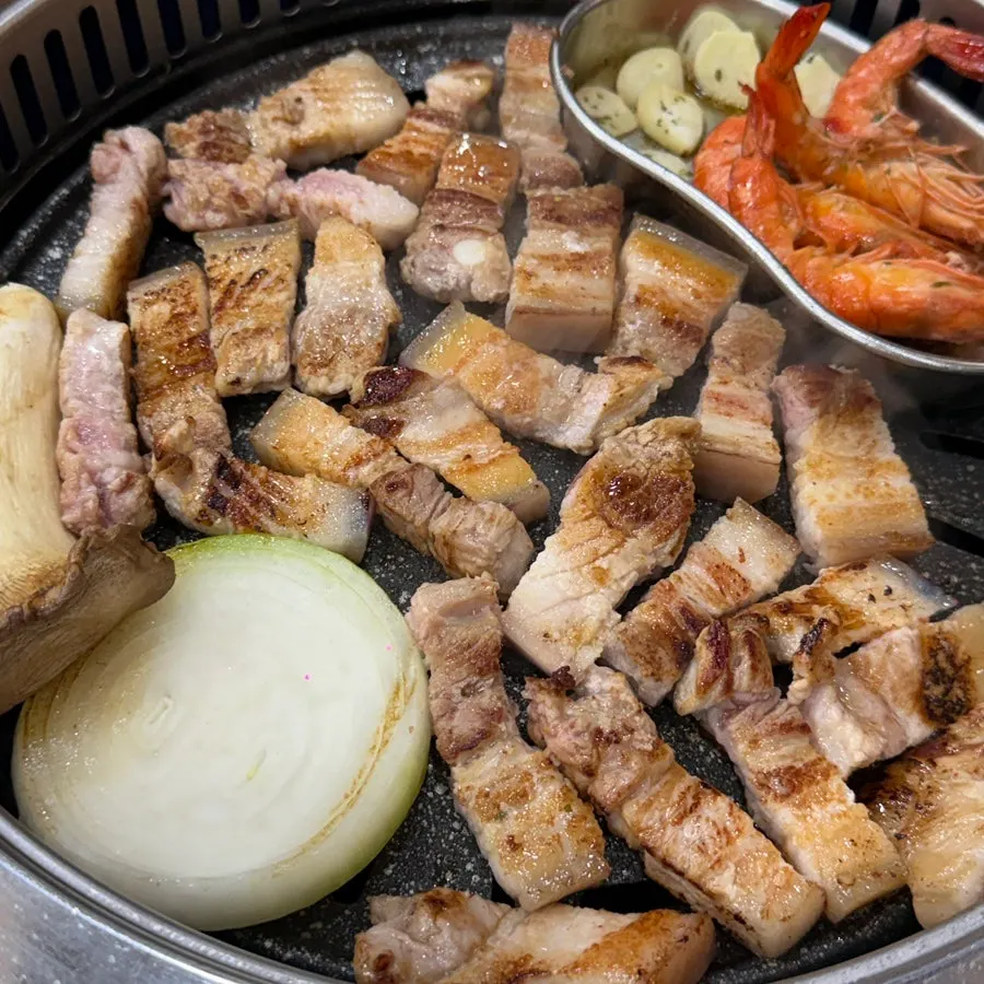 Heukogyeop and shrimp cooking on the grill