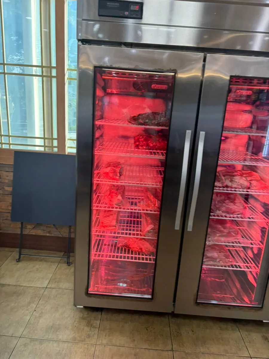 Black pork dry-aging in the aging chamber