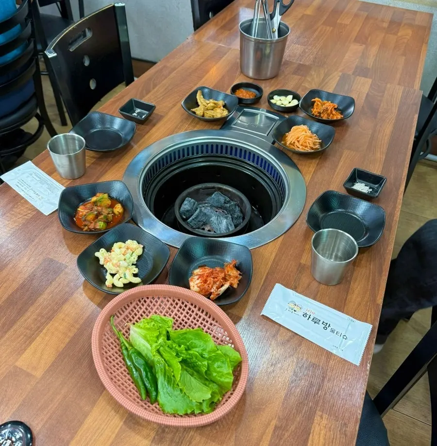 오르막가든 중문본점 실내 테이블 분위기