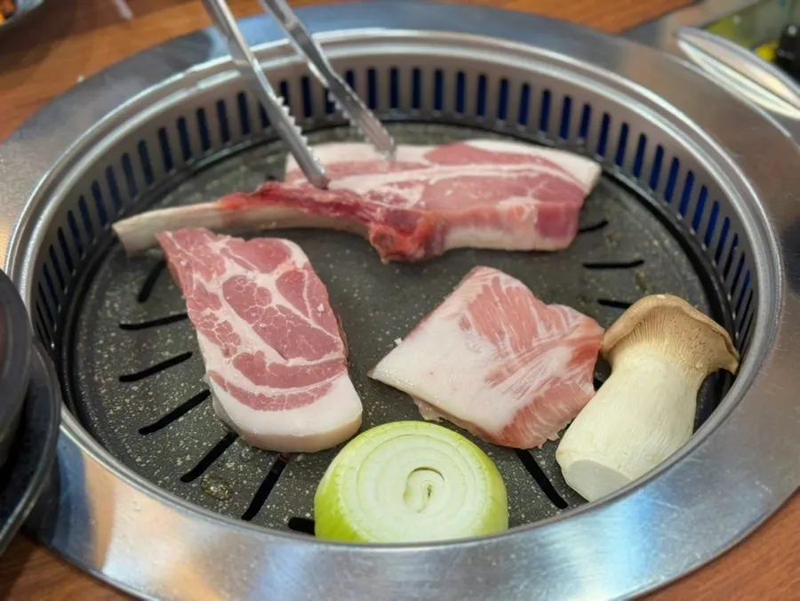 소금에 찍어 먹는 흑돼지 첫 점