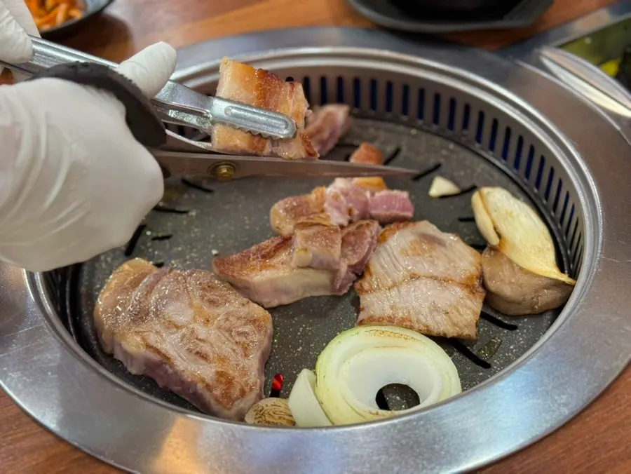 구워진 흑돼지 뼈등심 클로즈업