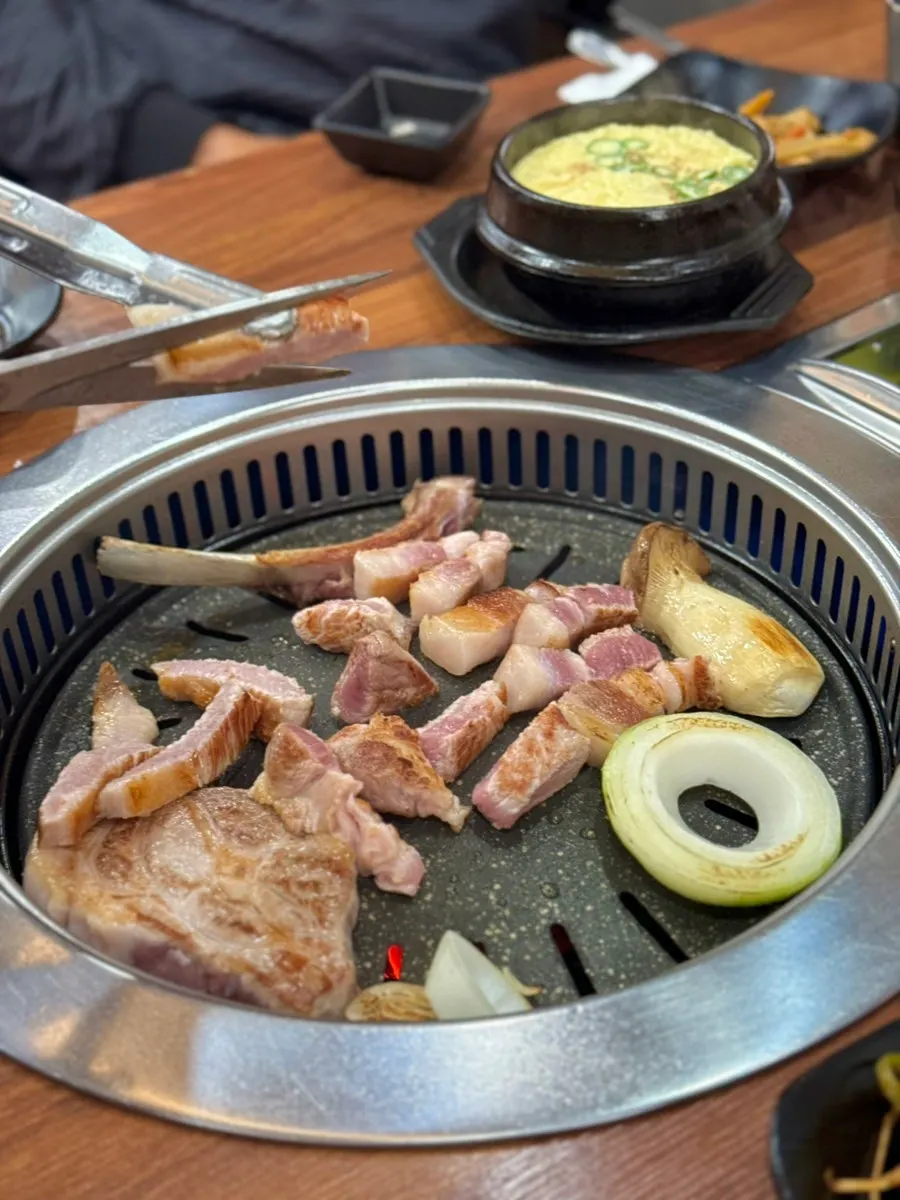 숙성 흑돼지 한 점 집어 든 모습