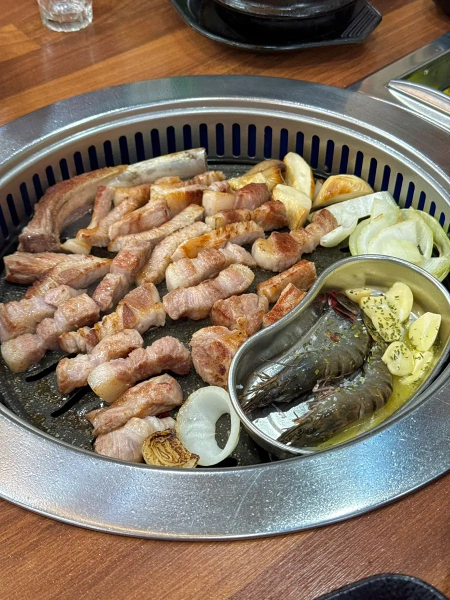 넉넉하게 차려진 반찬 한 상